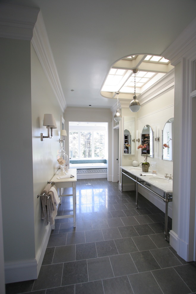 Immagine di una stanza da bagno padronale con lavabo sottopiano, top in marmo, pareti bianche, pavimento in marmo e ante bianche