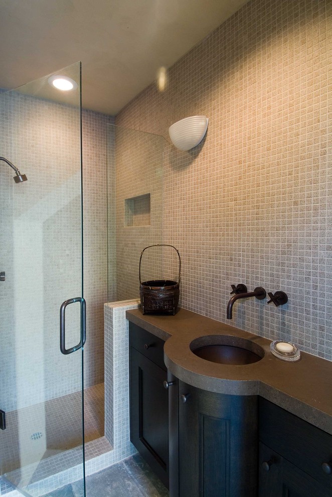 Foto de cuarto de baño tradicional con armarios con paneles lisos, puertas de armario de madera en tonos medios, ducha empotrada, baldosas y/o azulejos beige, baldosas y/o azulejos en mosaico, aseo y ducha y lavabo bajoencimera
