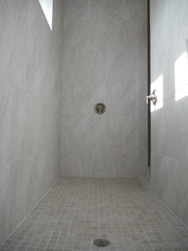 Стильный дизайн: большая главная ванная комната в стиле кантри с плоскими фасадами, белыми фасадами, ванной в нише, открытым душем, раздельным унитазом, бежевой плиткой, плиткой из известняка, серыми стенами, полом из керамической плитки, накладной раковиной, столешницей из ламината, серым полом, открытым душем и серой столешницей - последний тренд