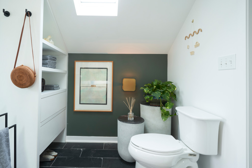 Источник вдохновения для домашнего уюта: главная ванная комната среднего размера в стиле модернизм с плоскими фасадами, светлыми деревянными фасадами, накладной ванной, душевой комнатой, унитазом-моноблоком, зеленой плиткой, керамической плиткой, зелеными стенами, полом из сланца, монолитной раковиной, столешницей из искусственного камня, серым полом, открытым душем, белой столешницей, тумбой под две раковины, подвесной тумбой и балками на потолке
