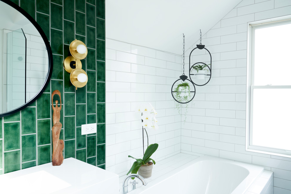 Идея дизайна: главная ванная комната среднего размера в стиле модернизм с плоскими фасадами, светлыми деревянными фасадами, накладной ванной, душевой комнатой, унитазом-моноблоком, зеленой плиткой, керамической плиткой, зелеными стенами, полом из сланца, монолитной раковиной, столешницей из искусственного камня, серым полом, открытым душем, белой столешницей, тумбой под две раковины, подвесной тумбой и балками на потолке
