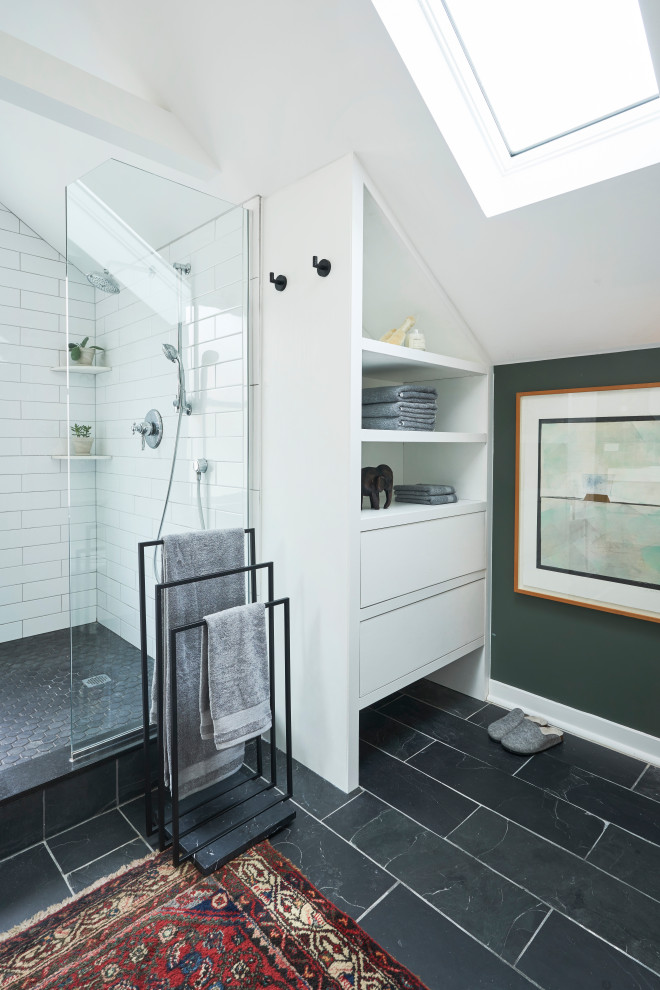 Inspiration för mellanstora moderna vitt en-suite badrum, med släta luckor, skåp i ljust trä, ett platsbyggt badkar, våtrum, en toalettstol med hel cisternkåpa, grön kakel, keramikplattor, gröna väggar, skiffergolv, ett integrerad handfat, bänkskiva i akrylsten, grått golv och med dusch som är öppen