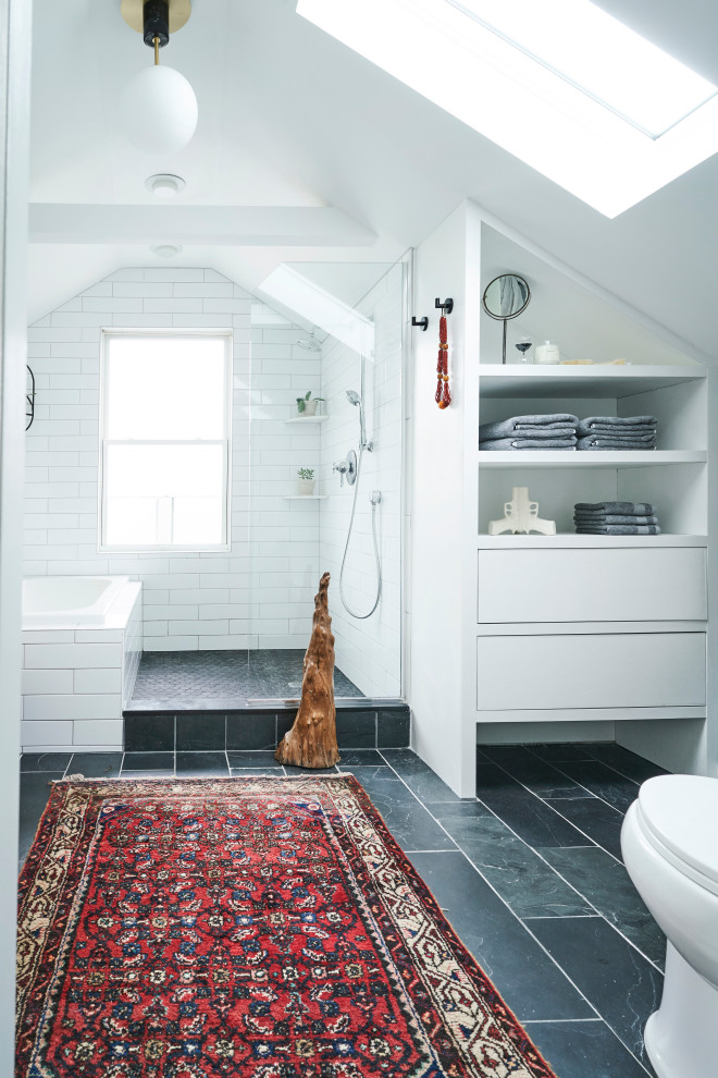 Modern inredning av ett mellanstort vit vitt en-suite badrum, med släta luckor, skåp i ljust trä, ett platsbyggt badkar, våtrum, en toalettstol med hel cisternkåpa, grön kakel, keramikplattor, gröna väggar, skiffergolv, ett integrerad handfat, bänkskiva i akrylsten, grått golv och med dusch som är öppen