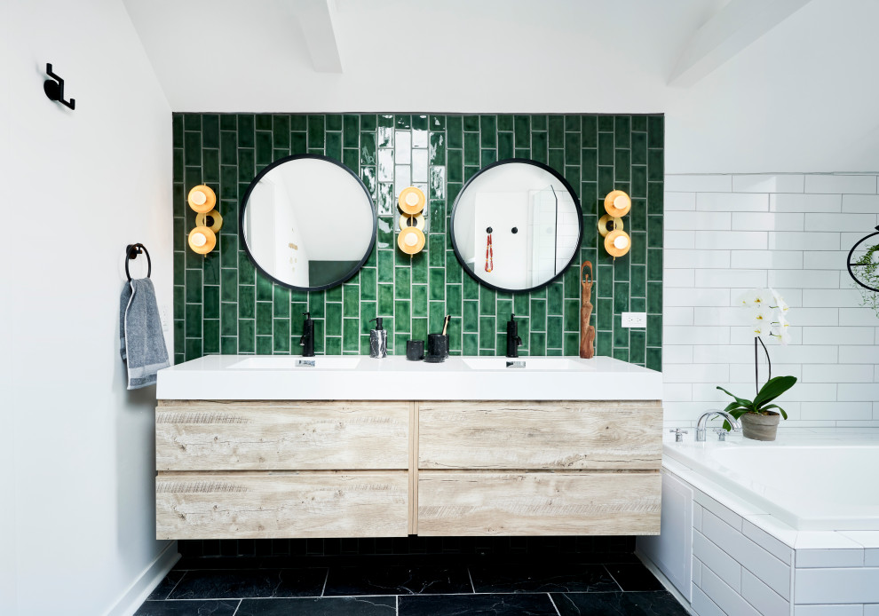 Стильный дизайн: главная ванная комната среднего размера в стиле модернизм с плоскими фасадами, светлыми деревянными фасадами, накладной ванной, душевой комнатой, унитазом-моноблоком, зеленой плиткой, керамической плиткой, зелеными стенами, полом из сланца, монолитной раковиной, столешницей из искусственного камня, серым полом, открытым душем, белой столешницей, тумбой под две раковины, подвесной тумбой и балками на потолке - последний тренд
