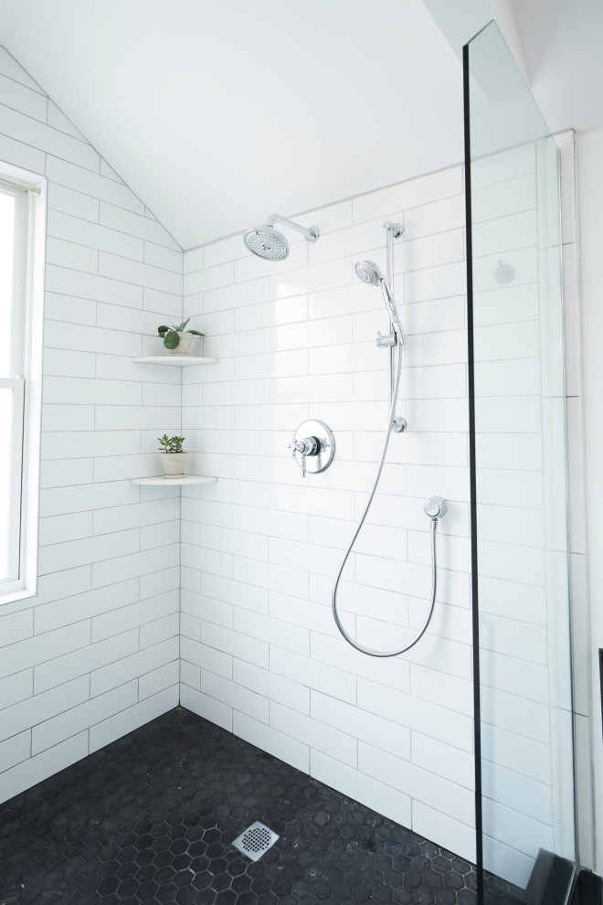 Idéer för ett mellanstort modernt vit en-suite badrum, med släta luckor, skåp i ljust trä, ett platsbyggt badkar, våtrum, en toalettstol med hel cisternkåpa, grön kakel, keramikplattor, gröna väggar, skiffergolv, ett integrerad handfat, bänkskiva i akrylsten, grått golv och med dusch som är öppen