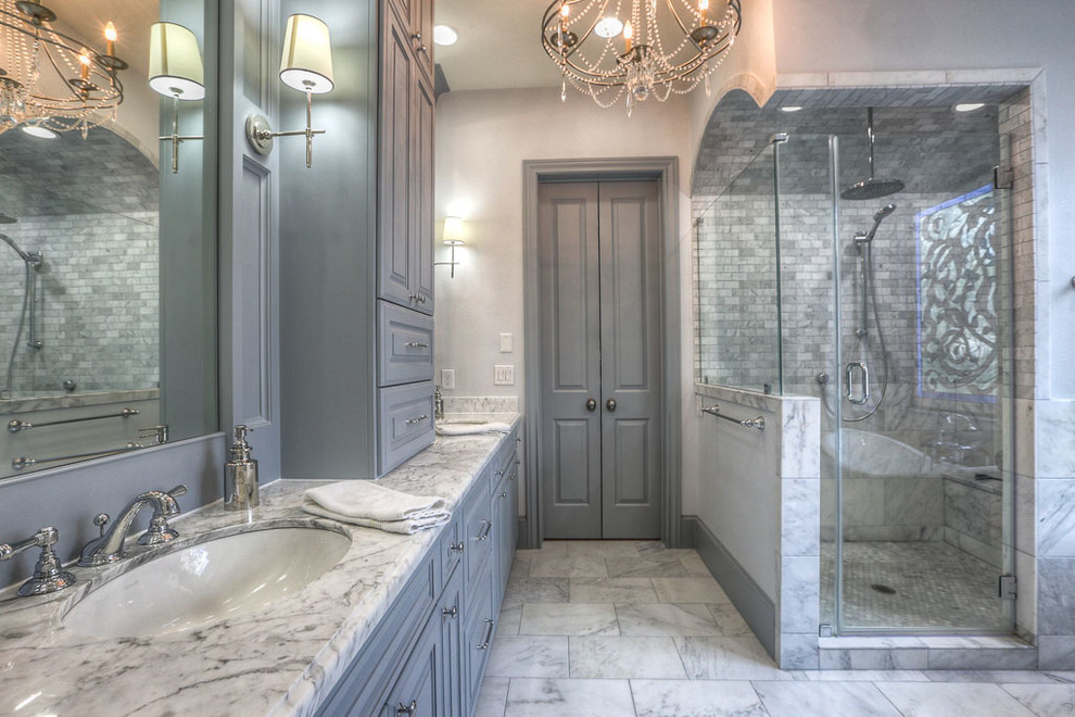 На фото: большая главная ванная комната в классическом стиле с фасадами с выступающей филенкой, серыми фасадами, ванной на ножках, угловым душем, белой плиткой, мраморной плиткой, белыми стенами, мраморным полом, врезной раковиной и мраморной столешницей