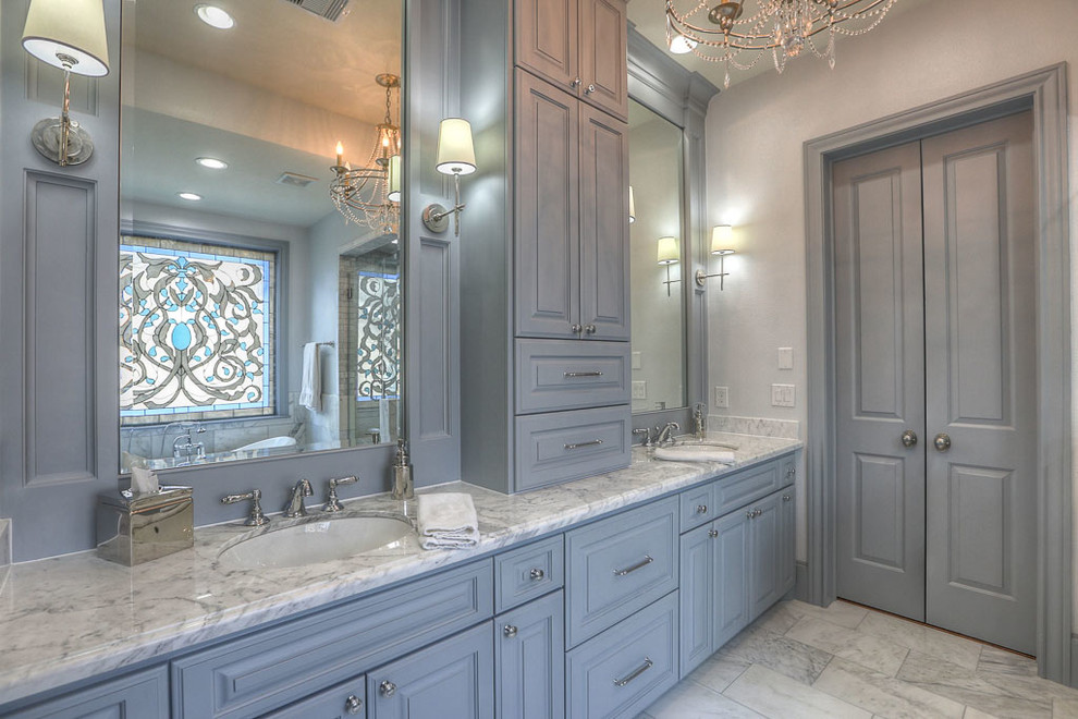 Bild på ett stort vintage en-suite badrum, med luckor med upphöjd panel, grå skåp, ett badkar med tassar, en hörndusch, vit kakel, marmorkakel, vita väggar, marmorgolv, ett undermonterad handfat och marmorbänkskiva
