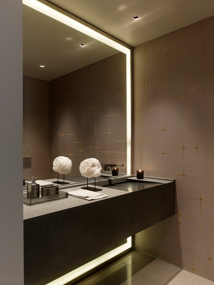 Immagine di una stanza da bagno contemporanea con lavabo integrato e pareti marroni