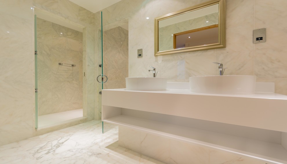 Idee per una stanza da bagno con piastrelle di marmo e pavimento in marmo
