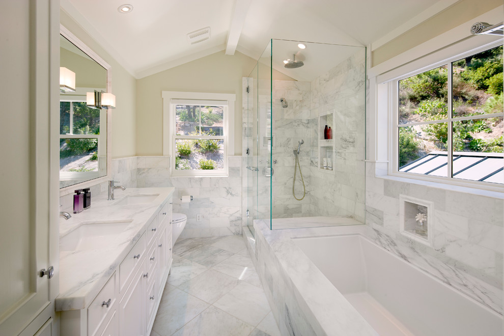 Стильный дизайн: главная ванная комната среднего размера в классическом стиле с врезной раковиной, белыми фасадами, полновстраиваемой ванной, угловым душем, белой плиткой, бежевыми стенами и нишей - последний тренд