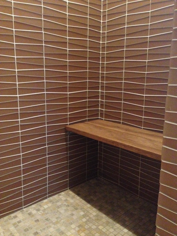 Идея дизайна: ванная комната в стиле фьюжн с открытым душем, стеклянной плиткой, оранжевыми стенами и открытым душем