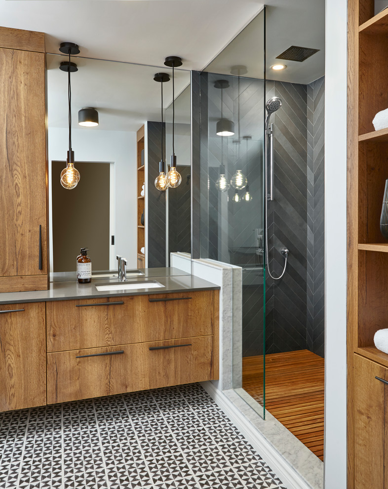 Idéer för att renovera ett funkis badrum, med släta luckor, skåp i mellenmörkt trä, en dusch i en alkov, grå kakel, ett undermonterad handfat och flerfärgat golv