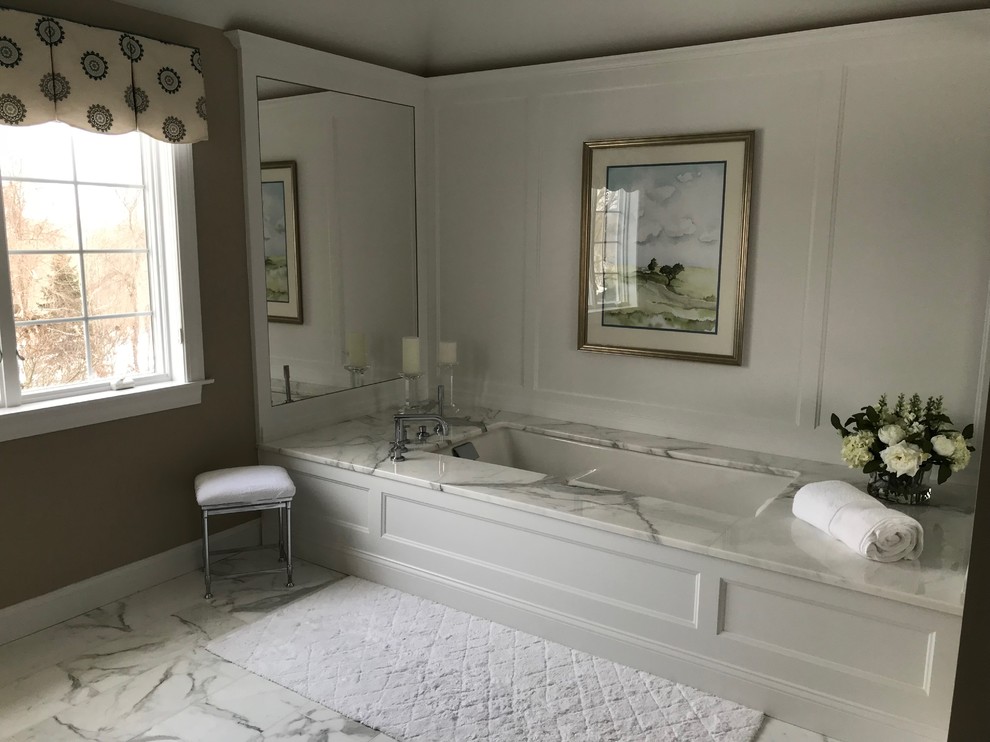 Foto di una grande stanza da bagno padronale classica con ante con riquadro incassato, ante bianche, vasca da incasso, pareti beige, pavimento in marmo e pavimento multicolore
