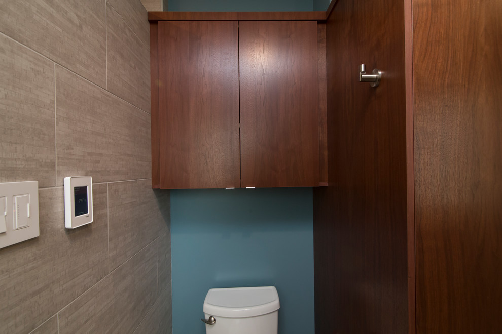 Réalisation d'une salle de bain principale vintage en bois foncé de taille moyenne avec un placard à porte plane, une douche ouverte, WC séparés, un carrelage bleu, des plaques de verre, un mur bleu, un sol en carrelage de porcelaine, un lavabo encastré, un plan de toilette en verre recyclé, un sol gris, aucune cabine et un plan de toilette gris.