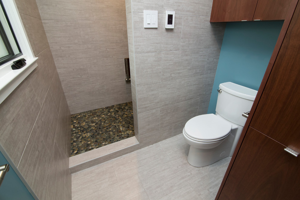 Idéer för att renovera ett mellanstort 60 tals grå grått en-suite badrum, med släta luckor, skåp i mörkt trä, en öppen dusch, en toalettstol med separat cisternkåpa, blå kakel, glasskiva, blå väggar, klinkergolv i porslin, ett undermonterad handfat, bänkskiva i återvunnet glas, grått golv och med dusch som är öppen