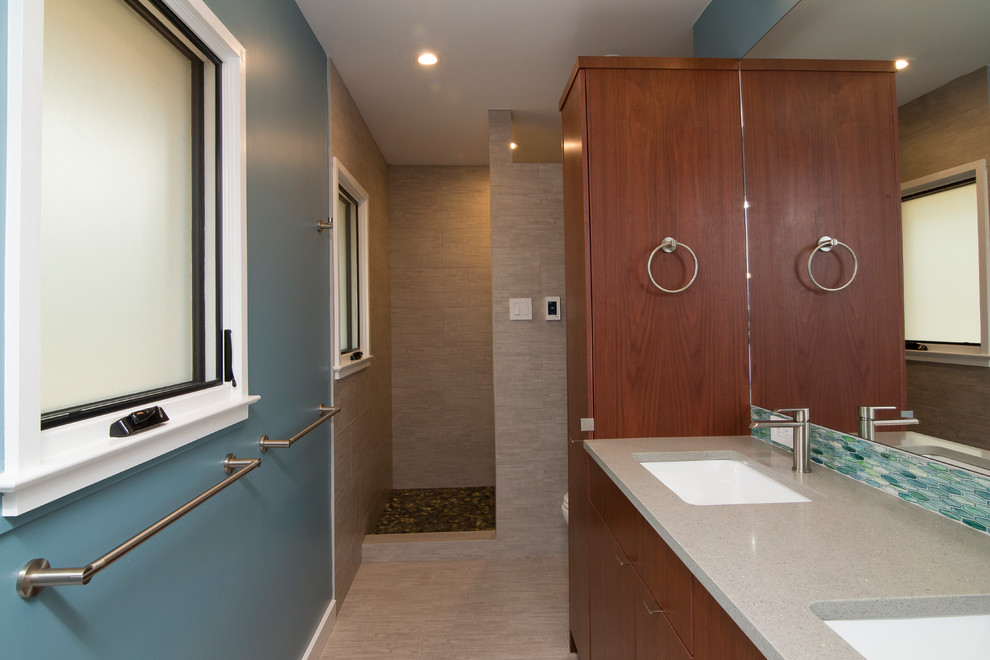 Источник вдохновения для домашнего уюта: главная ванная комната среднего размера в стиле ретро с плоскими фасадами, темными деревянными фасадами, открытым душем, раздельным унитазом, синей плиткой, плиткой из листового стекла, синими стенами, полом из керамогранита, врезной раковиной, столешницей из переработанного стекла, серым полом, открытым душем и серой столешницей