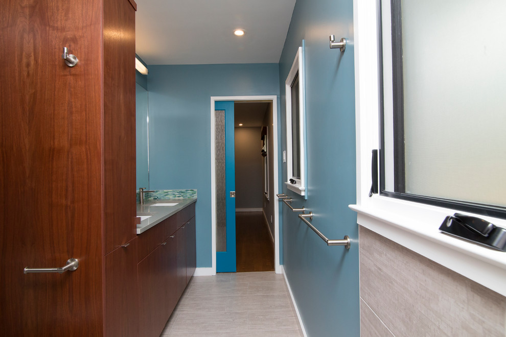 Идея дизайна: главная ванная комната среднего размера в стиле ретро с плоскими фасадами, темными деревянными фасадами, открытым душем, раздельным унитазом, синей плиткой, плиткой из листового стекла, синими стенами, полом из керамогранита, врезной раковиной, столешницей из переработанного стекла, серым полом, открытым душем и серой столешницей
