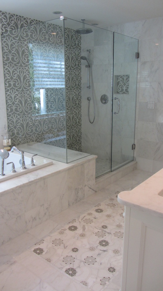 На фото: главная ванная комната среднего размера в стиле неоклассика (современная классика) с фасадами островного типа, белыми фасадами, накладной ванной, белой плиткой и каменной плиткой