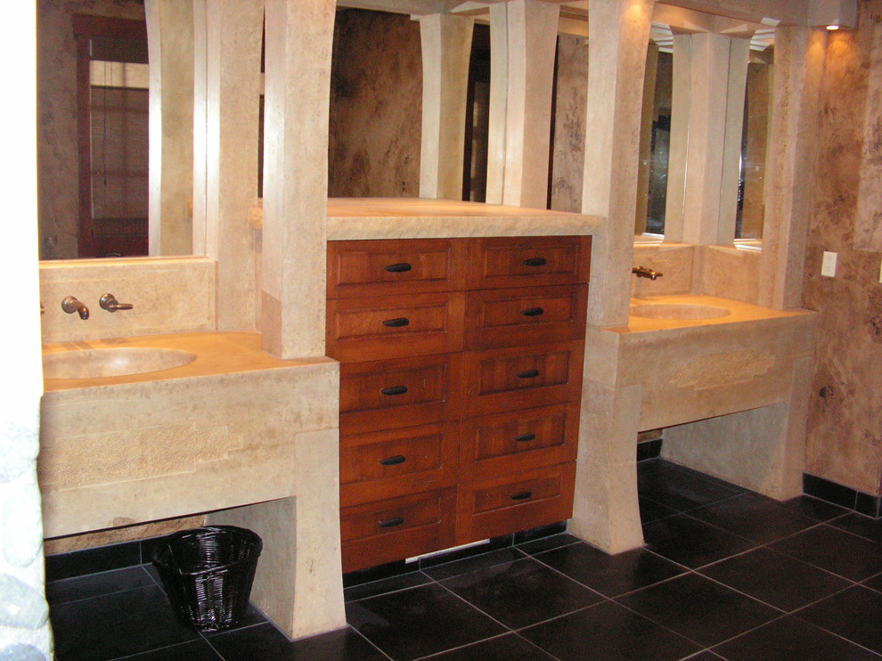 Cette image montre une salle de bain principale asiatique en bois brun de taille moyenne avec un lavabo intégré, un placard avec porte à panneau surélevé, un plan de toilette en stéatite, une baignoire en alcôve, une douche ouverte, WC séparés, des dalles de pierre, un mur marron et un sol en travertin.