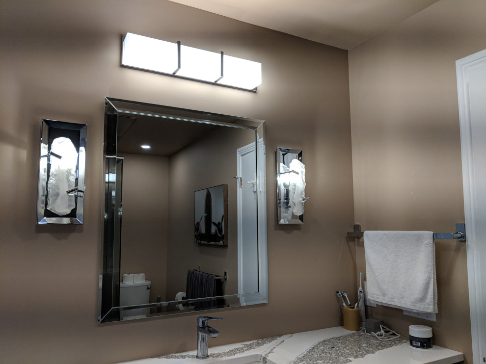 На фото: главная ванная комната среднего размера в стиле неоклассика (современная классика)