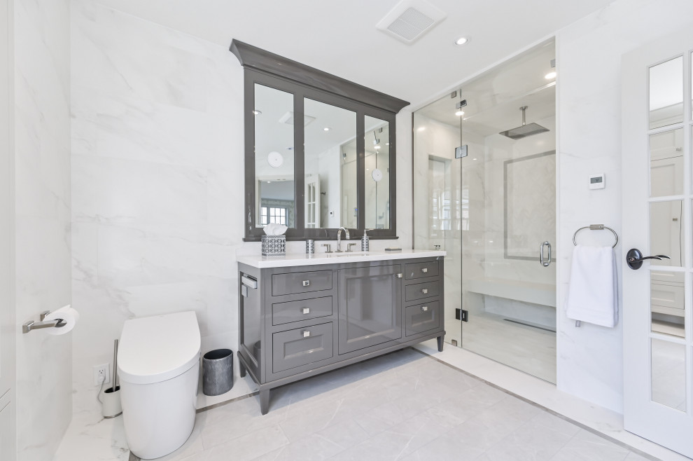 Idéer för stora vintage vitt en-suite badrum, med grå skåp, en kantlös dusch, en bidé, vit kakel, stenkakel, vita väggar, marmorgolv, ett undermonterad handfat, bänkskiva i kvarts, grått golv och dusch med gångjärnsdörr