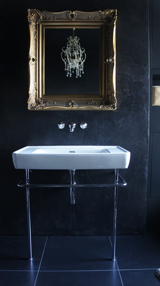 Exempel på ett mellanstort shabby chic-inspirerat badrum, med ett väggmonterat handfat, släta luckor, svarta skåp, ett badkar med tassar, en öppen dusch, en vägghängd toalettstol, svart kakel, svarta väggar och klinkergolv i porslin