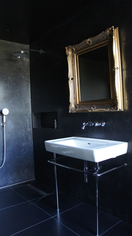 Idéer för ett mellanstort shabby chic-inspirerat badrum för barn, med ett väggmonterat handfat, släta luckor, svarta skåp, ett badkar med tassar, en öppen dusch, en vägghängd toalettstol, svart kakel, svarta väggar och klinkergolv i porslin