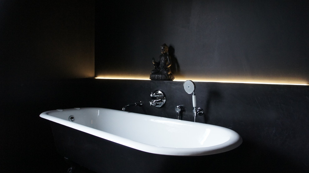 Idée de décoration pour une salle de bain style shabby chic de taille moyenne avec un lavabo suspendu, un placard à porte plane, des portes de placard noires, une baignoire sur pieds, une douche ouverte, WC suspendus, un carrelage noir, un mur noir et un sol en carrelage de porcelaine.