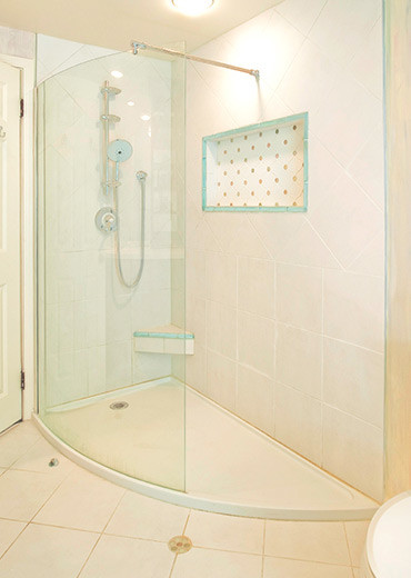 Imagen de cuarto de baño principal actual de tamaño medio con ducha abierta, baldosas y/o azulejos blancos y suelo de piedra caliza
