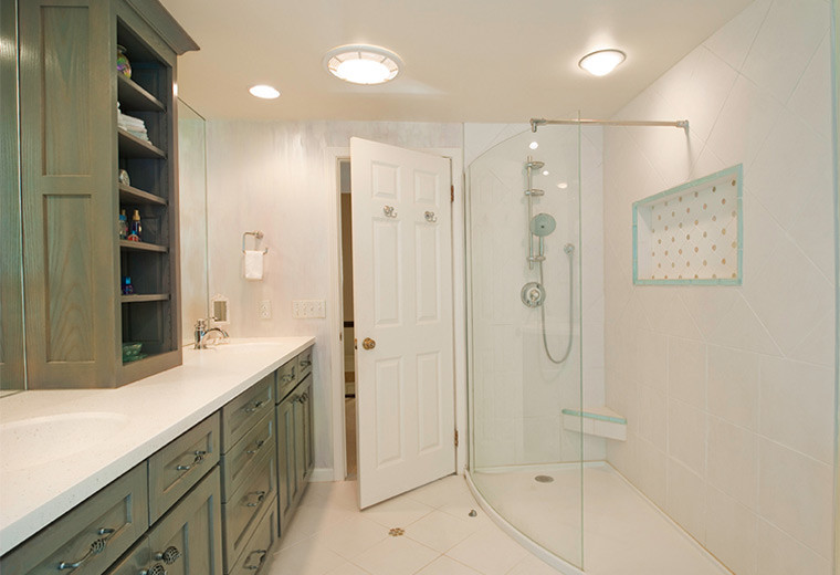 Foto på ett mellanstort funkis en-suite badrum, med luckor med infälld panel, skåp i slitet trä, en öppen dusch, vit kakel, vita väggar, kalkstensgolv, ett integrerad handfat och granitbänkskiva