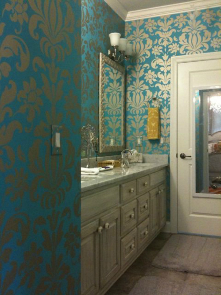 Foto di una stanza da bagno per bambini chic di medie dimensioni con ante con bugna sagomata, ante grigie, top in pietra calcarea, pareti blu, pavimento con piastrelle in ceramica e piastrelle beige