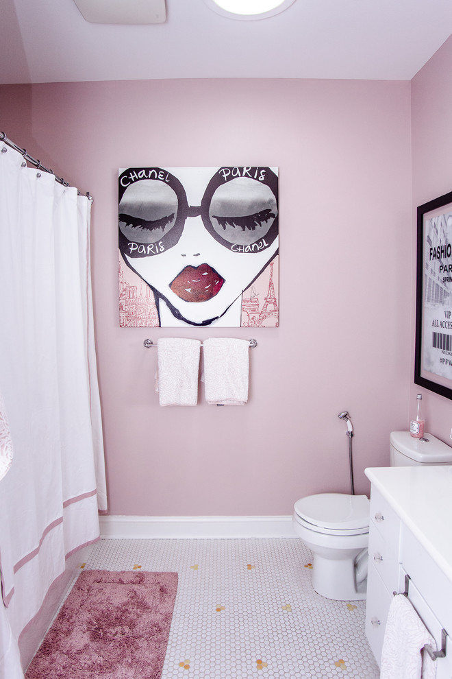 Modelo de cuarto de baño minimalista de tamaño medio con armarios tipo mueble, puertas de armario blancas, combinación de ducha y bañera, sanitario de una pieza, paredes rosas, suelo con mosaicos de baldosas, lavabo encastrado, suelo multicolor, ducha con cortina y bañera empotrada