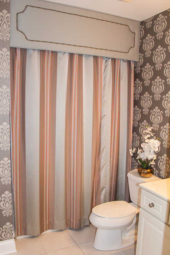 Ejemplo de cuarto de baño clásico renovado de tamaño medio con paredes marrones, suelo blanco y puertas de armario blancas