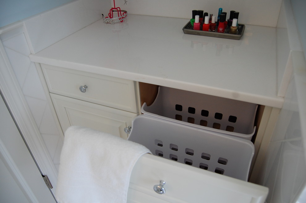 Idéer för att renovera ett mellanstort funkis badrum med dusch, med luckor med upphöjd panel, vita skåp, en dusch i en alkov, en toalettstol med separat cisternkåpa, vit kakel, keramikplattor, blå väggar, klinkergolv i keramik, ett undermonterad handfat, bänkskiva i akrylsten, vitt golv och dusch med skjutdörr