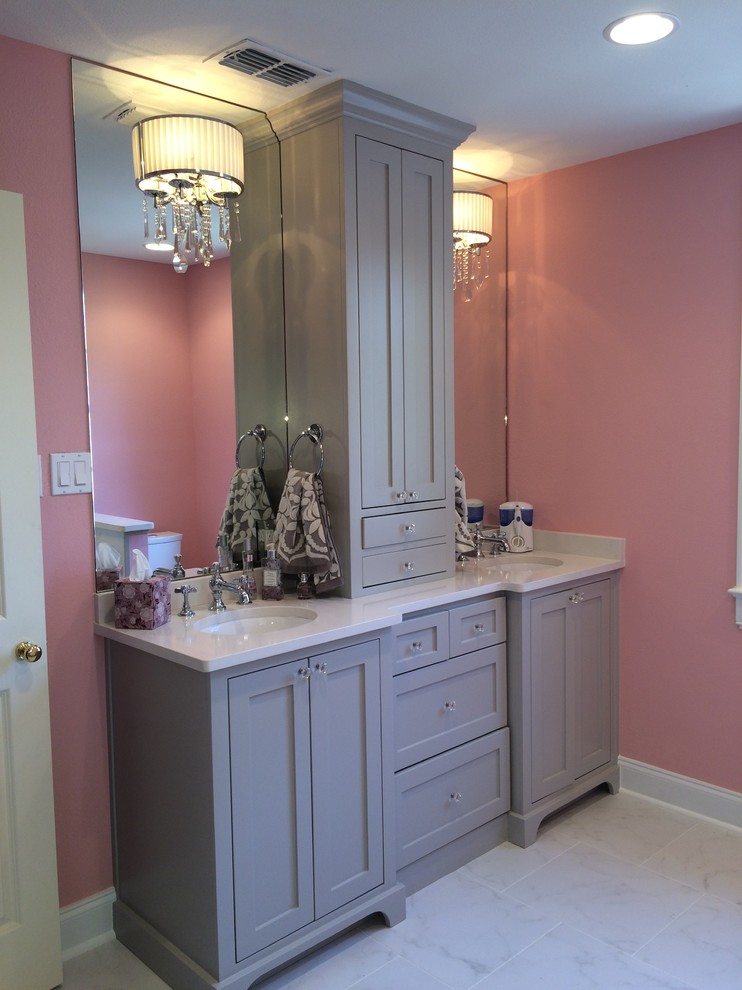 Idéer för att renovera ett vintage badrum för barn, med grå skåp, bänkskiva i kvarts, vit kakel och rosa väggar
