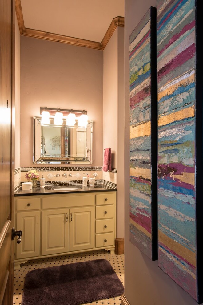 На фото: детская ванная комната среднего размера в стиле неоклассика (современная классика) с душем без бортиков, белой плиткой, фиолетовыми стенами, полом из керамической плитки, накладной раковиной и столешницей из гранита с