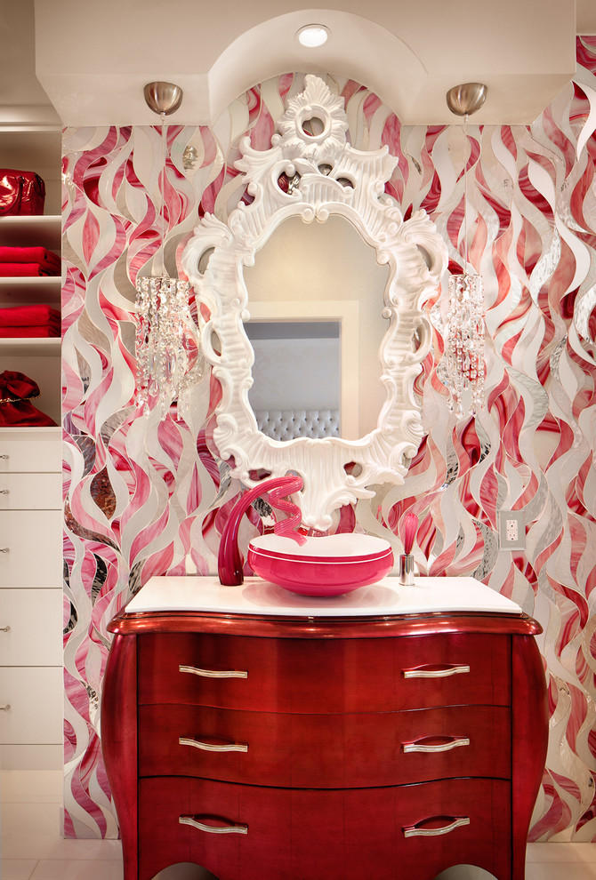 Стильный дизайн: большая ванная комната в современном стиле с настольной раковиной, плоскими фасадами, белыми фасадами, мраморной столешницей, розовой плиткой, стеклянной плиткой, разноцветными стенами и мраморным полом - последний тренд
