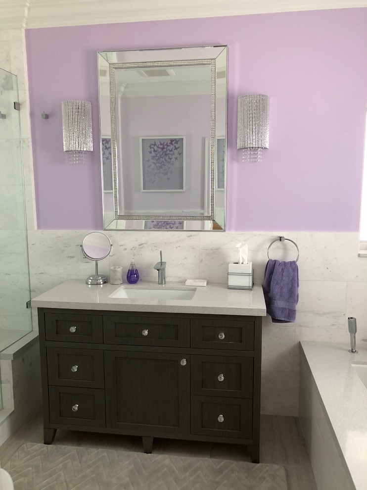 Пример оригинального дизайна: ванная комната в стиле модернизм с фасадами в стиле шейкер, серыми фасадами, полновстраиваемой ванной, открытым душем, унитазом-моноблоком, белой плиткой, мраморной плиткой, фиолетовыми стенами, полом из керамической плитки, врезной раковиной, столешницей из искусственного кварца, серым полом, душем с распашными дверями и белой столешницей