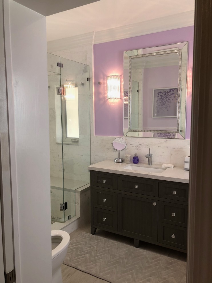 Стильный дизайн: ванная комната в стиле модернизм с фасадами в стиле шейкер, серыми фасадами, полновстраиваемой ванной, открытым душем, унитазом-моноблоком, белой плиткой, мраморной плиткой, фиолетовыми стенами, полом из керамической плитки, врезной раковиной, столешницей из искусственного кварца, серым полом, душем с распашными дверями и белой столешницей - последний тренд