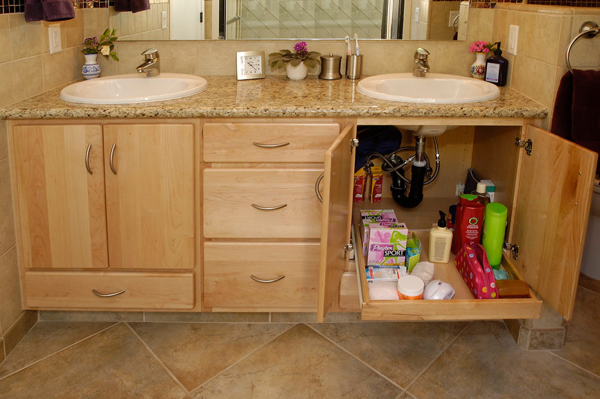 Inspiration pour une grande douche en alcôve traditionnelle en bois clair avec un lavabo posé, un placard à porte plane, un plan de toilette en granite, une baignoire en alcôve, un carrelage beige, des carreaux de porcelaine, un mur beige et un sol en carrelage de porcelaine.