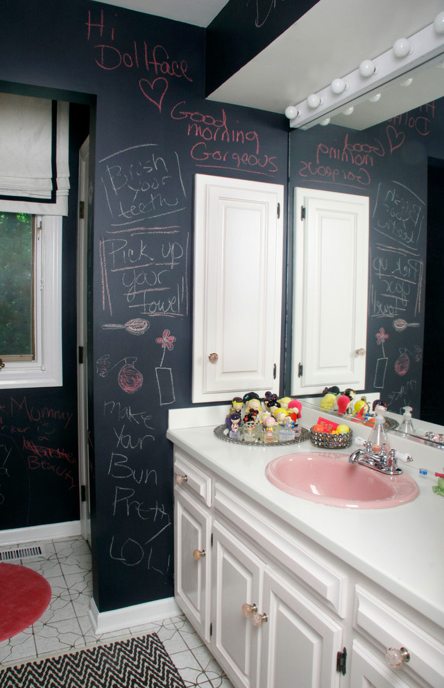 Cette image montre une salle de bain bohème pour enfant.