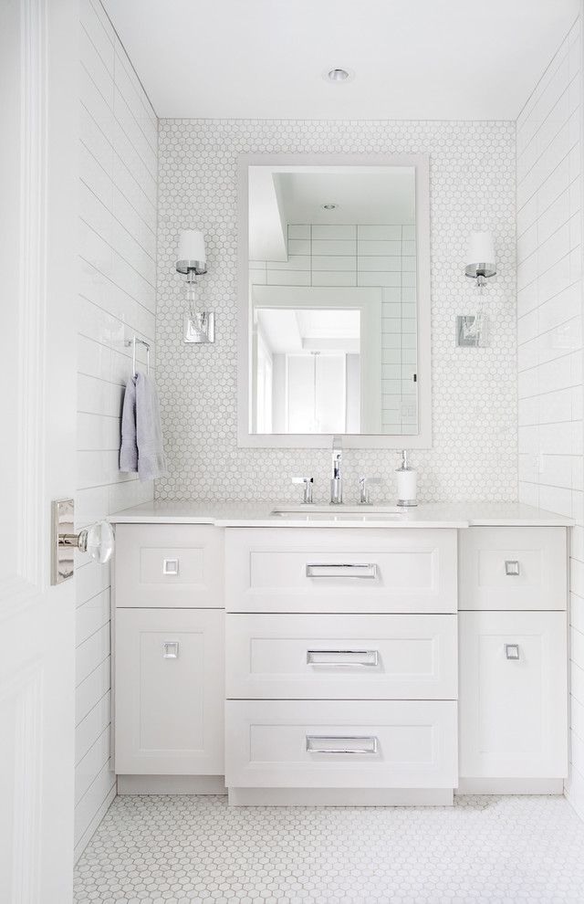 Modelo de cuarto de baño clásico renovado con armarios con paneles empotrados, puertas de armario blancas, baldosas y/o azulejos blancos y lavabo bajoencimera