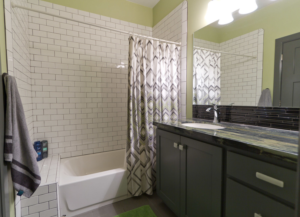 Cette photo montre une salle de bain éclectique de taille moyenne avec un placard à porte shaker, des portes de placard grises, un carrelage blanc, des carreaux de porcelaine, un mur vert, un sol en carrelage de porcelaine, un lavabo encastré et un plan de toilette en quartz.