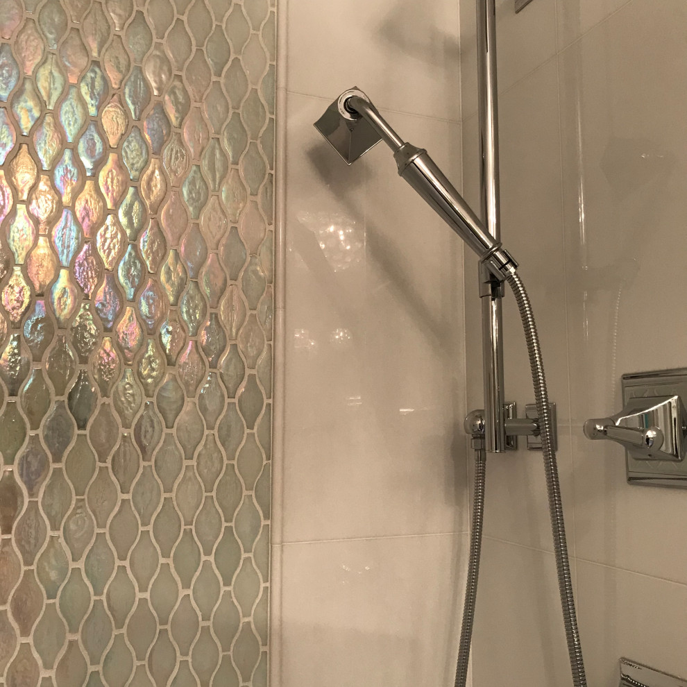 Идея дизайна: ванная комната в современном стиле с двойным душем, белой плиткой, керамической плиткой, деревянным полом, белым полом и душем с распашными дверями