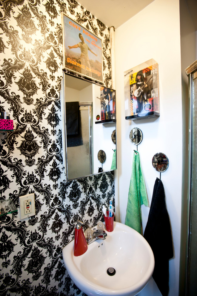 Esempio di una piccola stanza da bagno con doccia boho chic con pareti nere