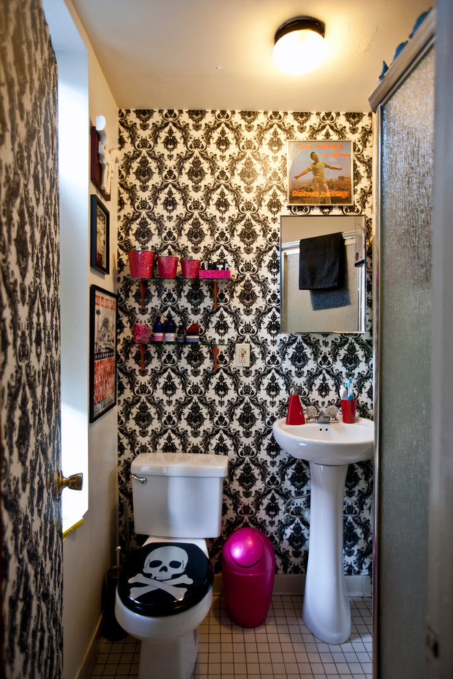 Ejemplo de cuarto de baño ecléctico pequeño con lavabo con pedestal, baldosas y/o azulejos blancos, baldosas y/o azulejos de cerámica, paredes negras, suelo de baldosas de cerámica y aseo y ducha
