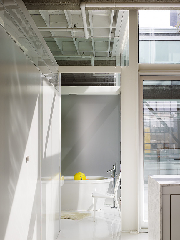 Inspiration för ett industriellt badrum, med vitt golv