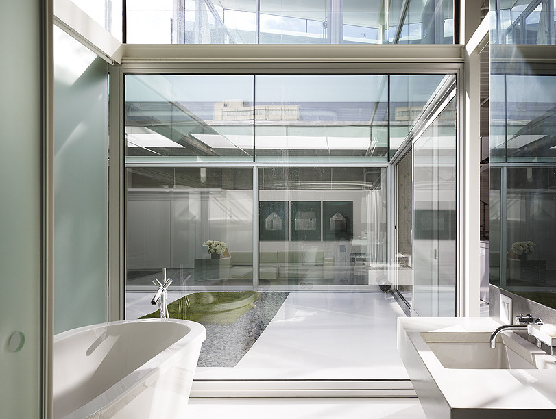 Modelo de cuarto de baño industrial con suelo blanco