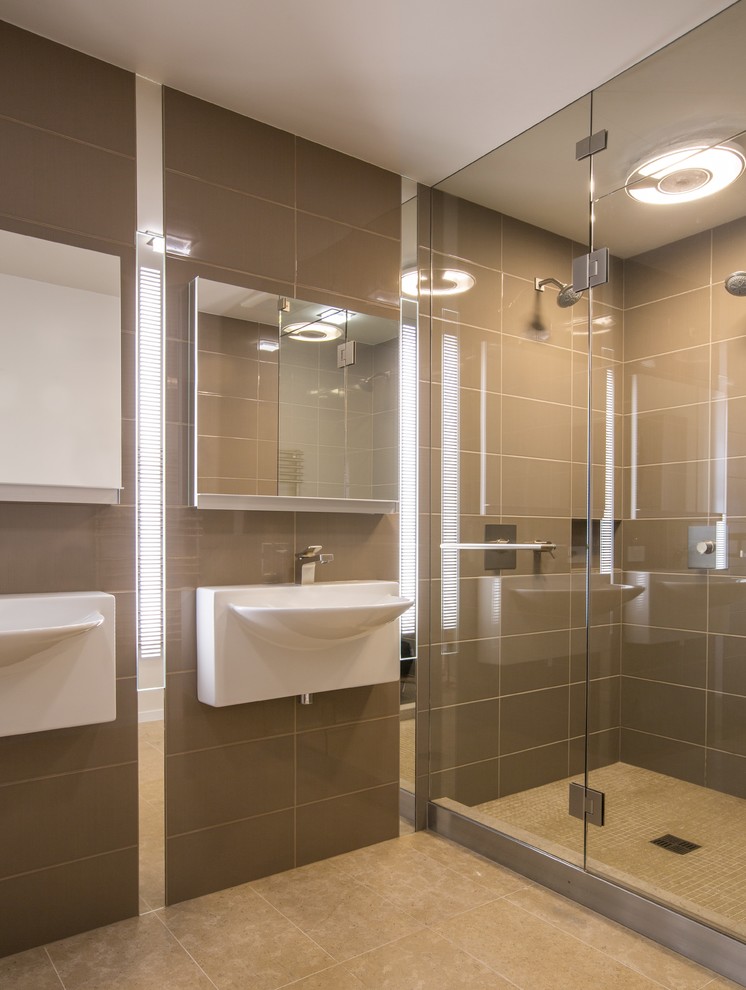 Exempel på ett mellanstort modernt en-suite badrum, med ett väggmonterat handfat, grå kakel, keramikplattor, grå väggar, kalkstensgolv och en hörndusch