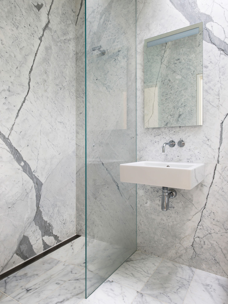 Imagen de cuarto de baño moderno con baldosas y/o azulejos grises, losas de piedra, paredes grises, lavabo suspendido, suelo gris, ducha abierta y ducha a ras de suelo